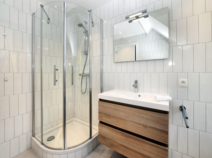 Bathroom 3, Balmoral Hot Tub Holiday Home, Liège