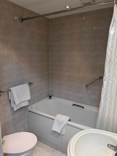 Bathroom 4, Dancenter East Midlands Airport, Derby