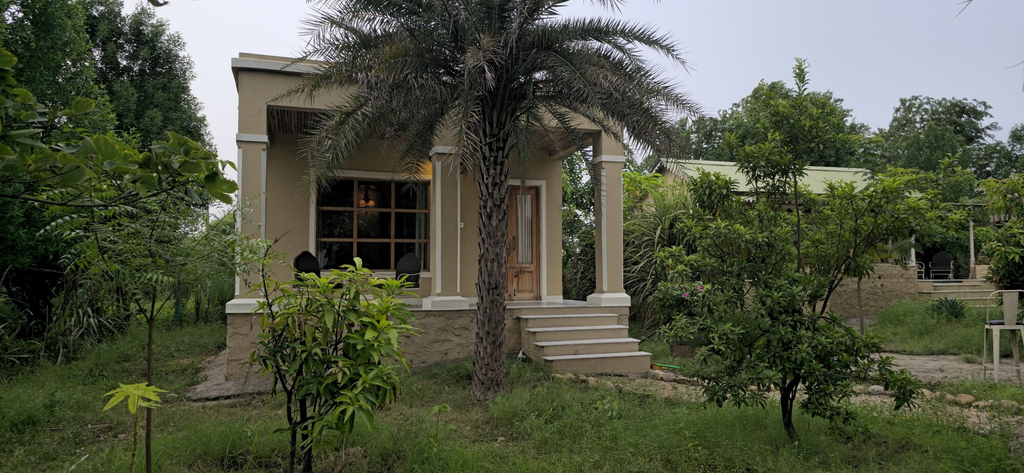 Exterior & Views