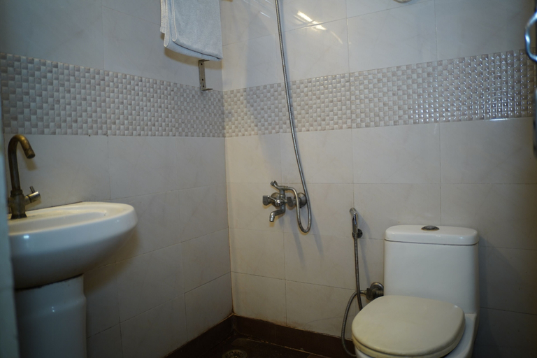 Bathroom 2, Hotel Blue Sky By Admire Stays, Delhi