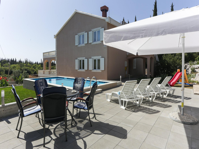 Others 5, Villa Harmonia with patio and shared pool, Konavle