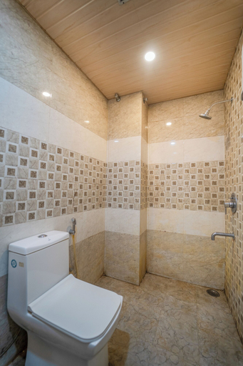 Bathroom 3, Hotel Augusto, Varanasi