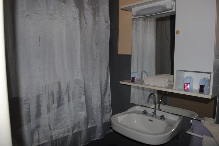 Bathroom 3, Taverne de la paix, Orne