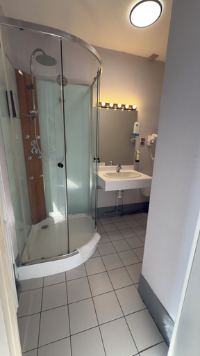 Bathroom, Logis hôtel des voyageurs, Corrèze