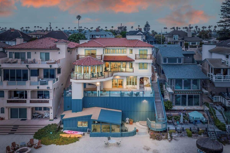 Room 1, 4 Bedroom With Pool in Oceanside, San Diego
