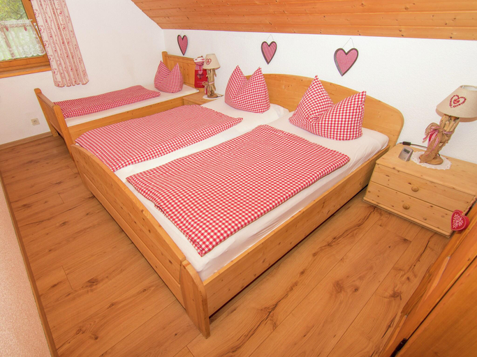 Bedroom 2, Erholsames Ferienhaus in Feldwies, Traunstein