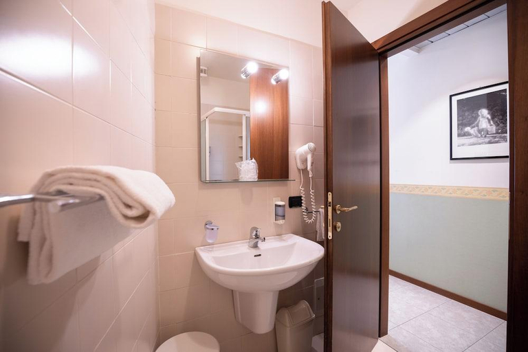 Bathroom 4, Hotel Stadio, Verona