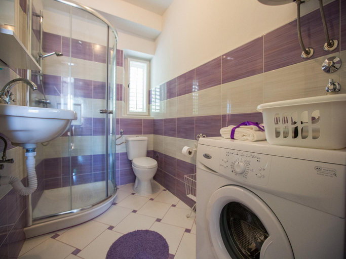 Bathroom 2, Guest House Gugily- Double Room with Shared Bathroom, Dubrovnik
