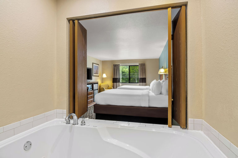 Bathroom 5, Beachfront Hotel, Roscommon