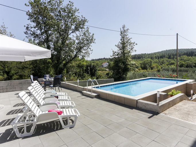Sport & Beauty 2, Villa Harmonia with patio and shared pool, Konavle