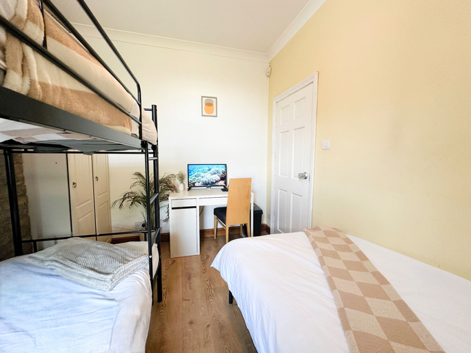 Bedroom 3, 11 Guests - 6min Drive to the Wembley Stadium, London