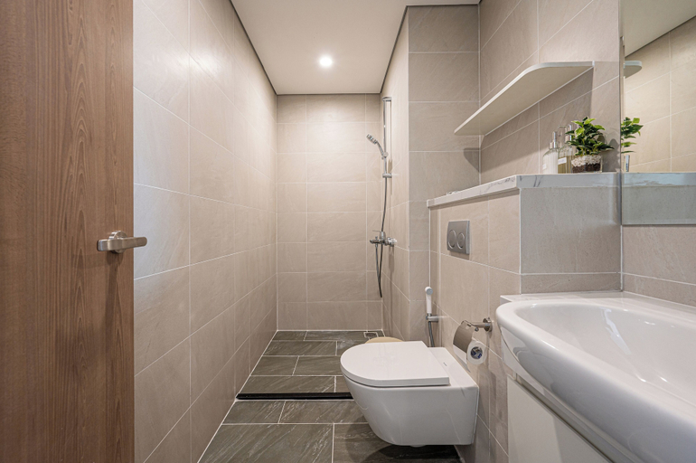 Bathroom, LA Nest 1bed+ Long stay – big deal at Vincom View!, District 9