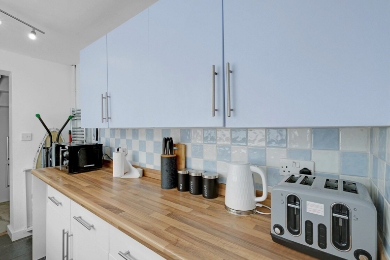 Others 5, Charming 3 Bed House at Blakes Cottages, Reading