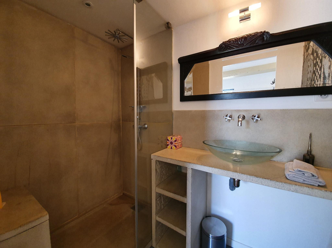 Bathroom 2, Olonzac Escape Pool Charm, Hérault