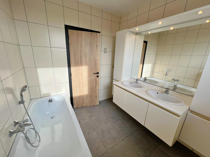 Bathroom, House in Noiseux with Bubble Bath Garden, Namur
