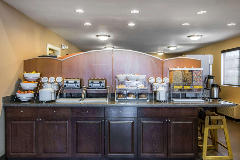 Food & Drinks 5, Comfort Inn Ludington Near US-10, Mason