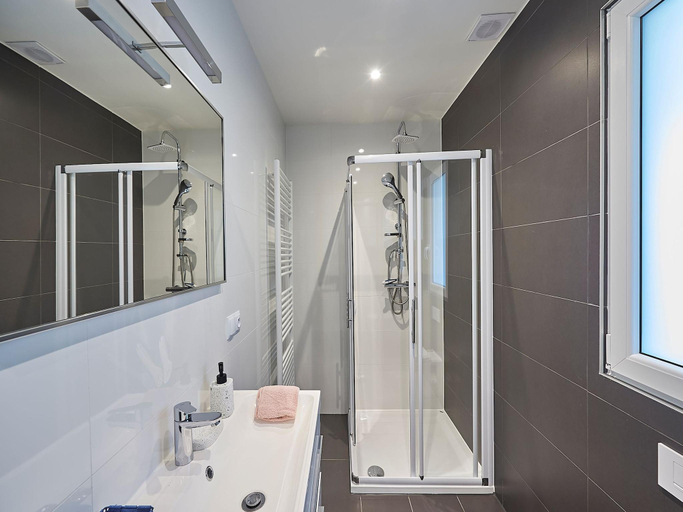 Bathroom, Holiday Home in Mauroux with Pools  Vineyards, Lot