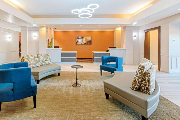 Public Area 2, La Quinta Inn Suites By Wyndham Winnie, Chambers