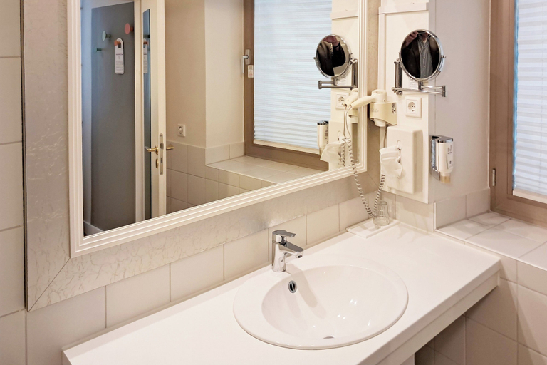 Bathroom 3, Garner Hotel ASCHAFFENBURG by IHG, Aschaffenburg
