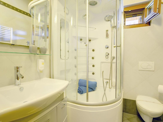 Bathroom 4, Villa in Pomer with Pool near Pula Amphitheater, Medulin
