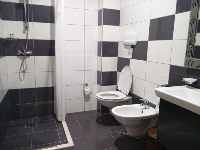 Bathroom, Hotel Mustang, Tirana
