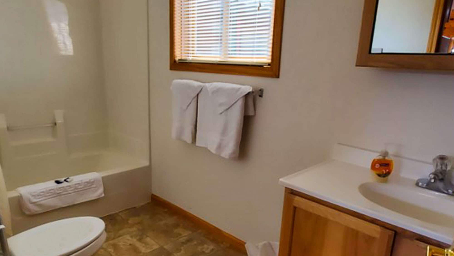 Bathroom 3, Jasper Ridge Inn Ishpeming, Marquette
