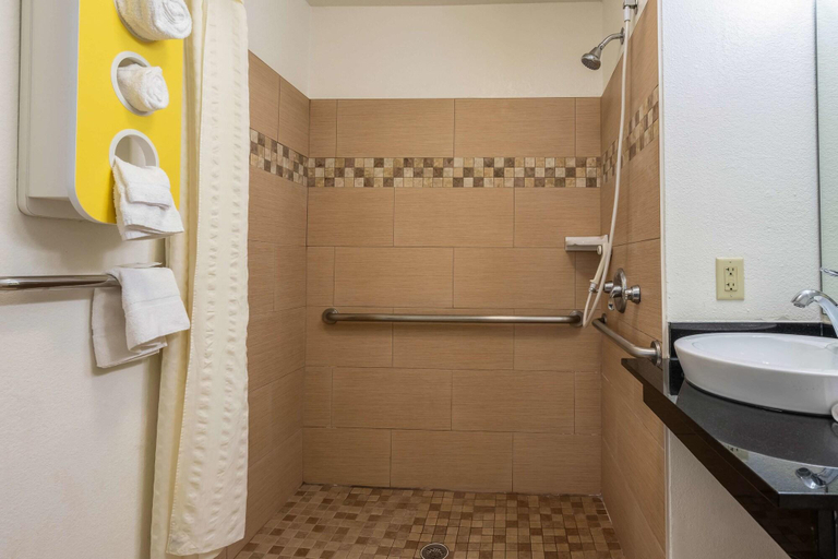 Bathroom 4, Motel 6 Rocky Mount, Nash