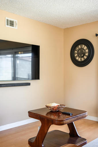 Room 2, Cozy Modern 4B Family Retreat House, San Bernardino