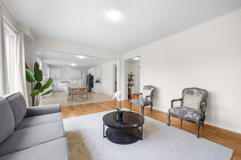 Room 4, Prime Peterborough 5BR Newly Renovated Home, Peterborough