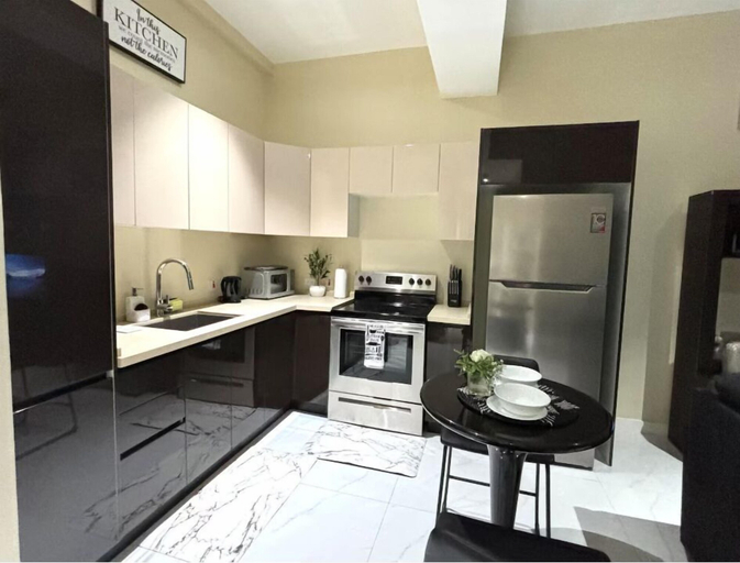 Others 3, Stylish 1-Bed Condo with Views in Harloe