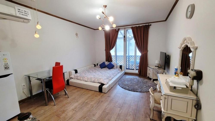 Bedroom 2, Poem Pension, Ongjin