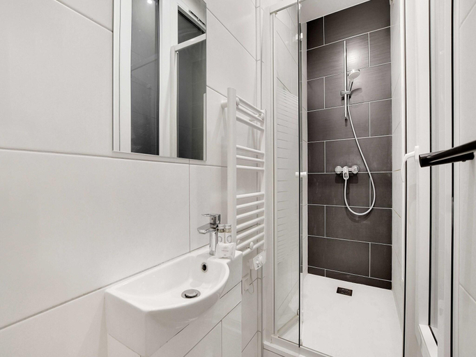 Bathroom 3, Chic apartment - 3BR10P - Gare de lEstRepublique, Paris