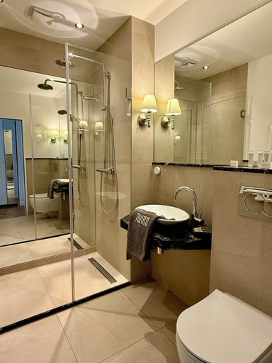 Bathroom 5, Twins Hotel, Duisburg