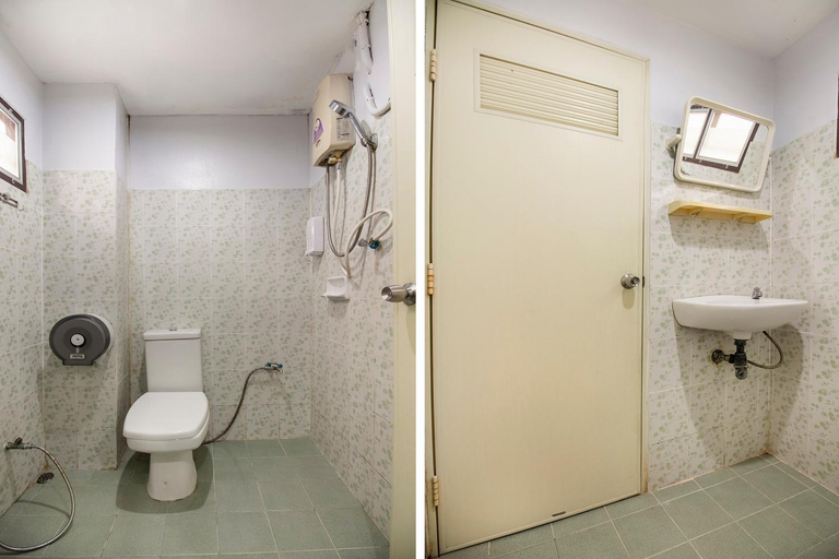 Bathroom 3, T & T Hostel Kanchanaburi, Muang Kanchanaburi