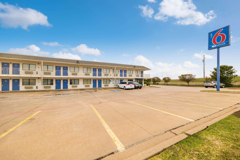 Exterior & Views 2, Motel 6 Greenville, TX, Hunt