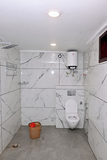 Bathroom 5, Hotel Golden By Admire Stay, Delhi