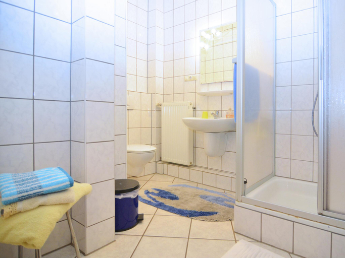 Bathroom, Ferienwohnung mit Garten auf dem Bauernhof, Kassel