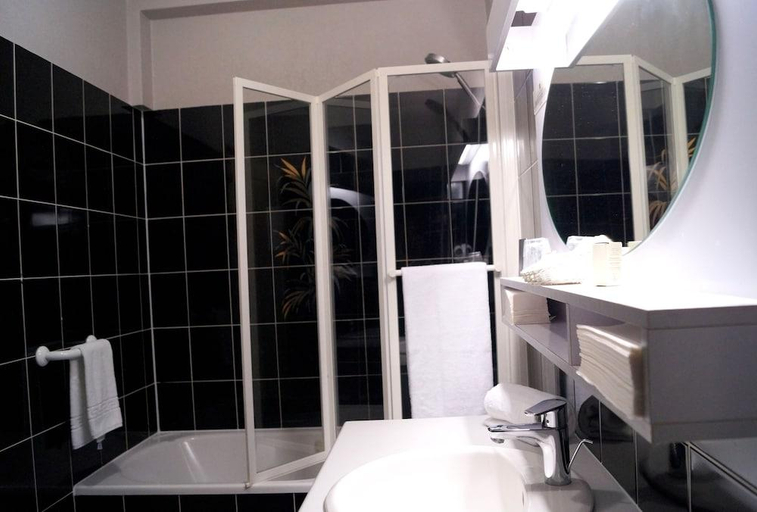 Bathroom, Le Soleil D'or, Yonne