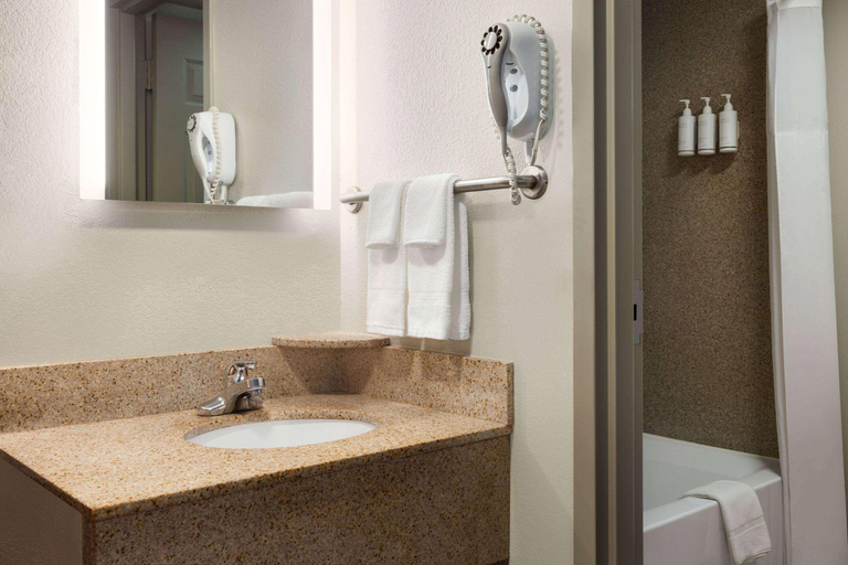 Bathroom 4, Days Inn by Wyndham Hershey, Dauphin