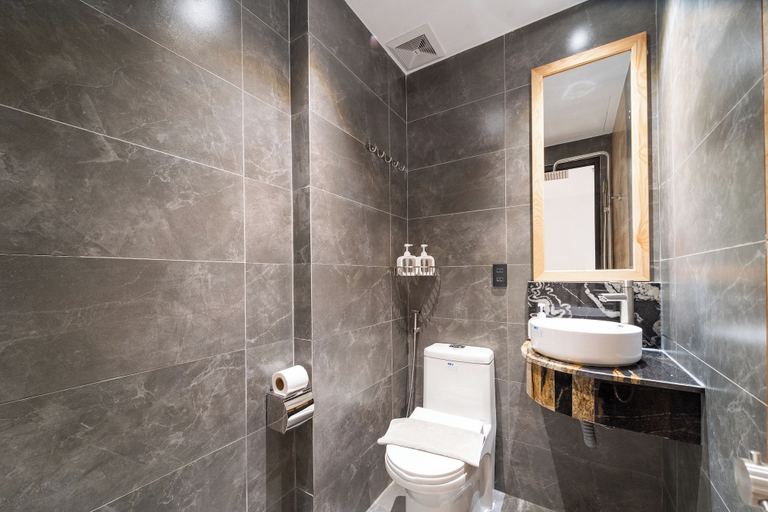 Bathroom 4, Heaven Hut, District 1