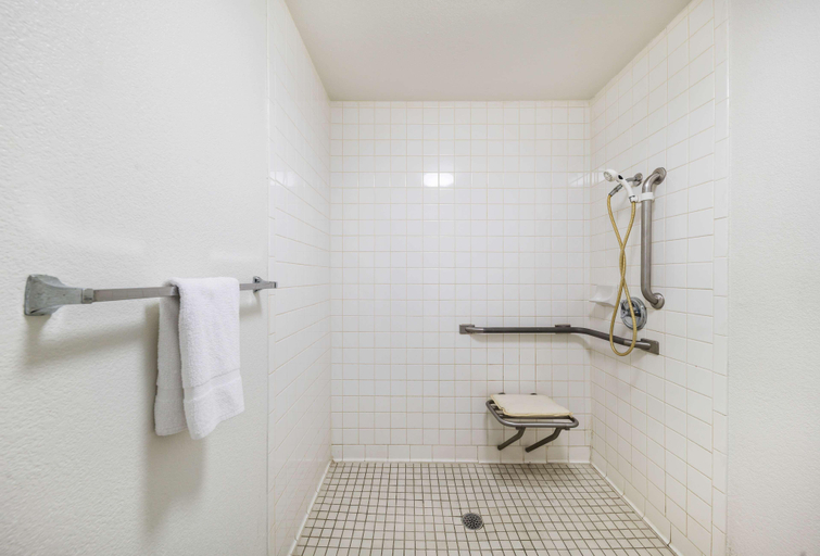 Bathroom 5, Motel 6 Greenville, TX, Hunt