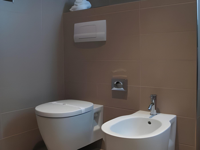Bathroom 2, Hotel La Conchiglia, Bergamo