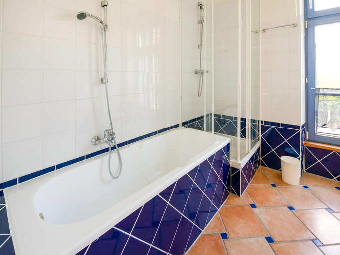 Bathroom 2, Sea View Apartment in Le Pouldu, Finistère