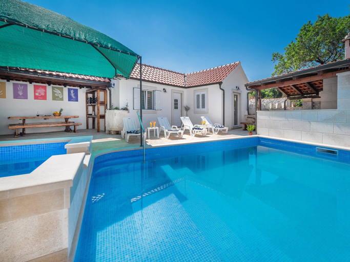 Sport & Beauty 2, Holiday home Skrika -Three Bedroom Home with heated Pool and Jacuzzi, Supetar