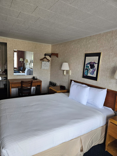 Bedroom 2, Knights Inn Mackinaw City, Emmet
