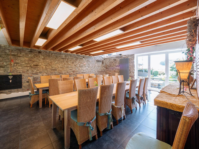 Food & Drinks 4, Moderscheid Cottage with Spa, Liège
