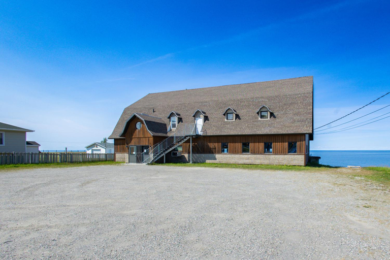 Exterior & Views
