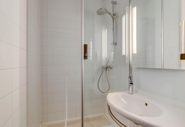 Bathroom 4, B&B HOTEL Montlucon Saint-Victor, Allier