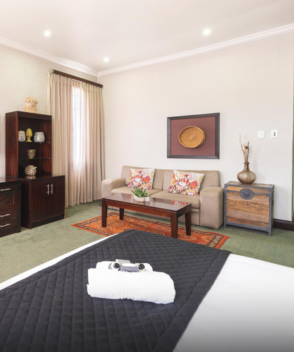 Others 2, Graham Hotel, Cacadu