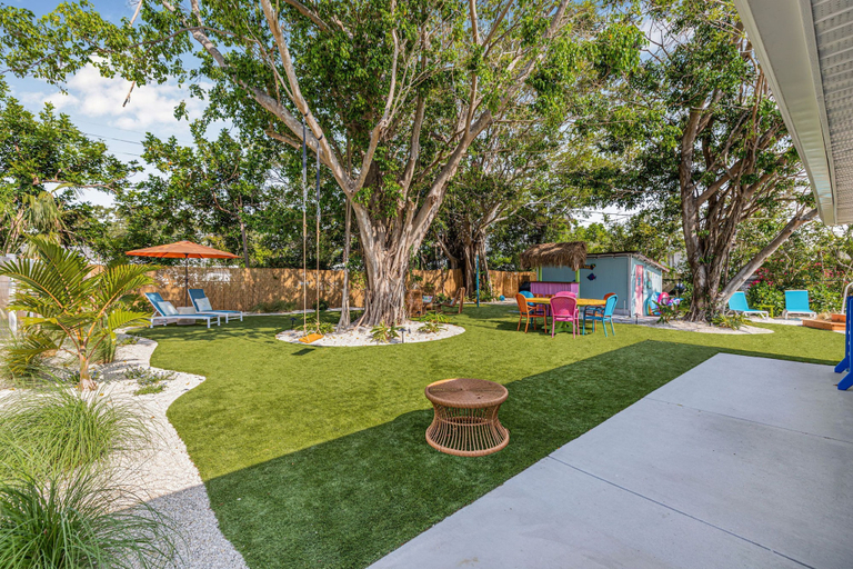 Room 5, Coastal Sanctuary Near IMG and Beaches, Manatee